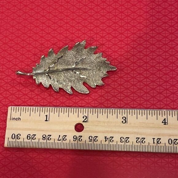 Vintage Signed BSK silver-tone leaf brooch/pin - Picture 2 of 4